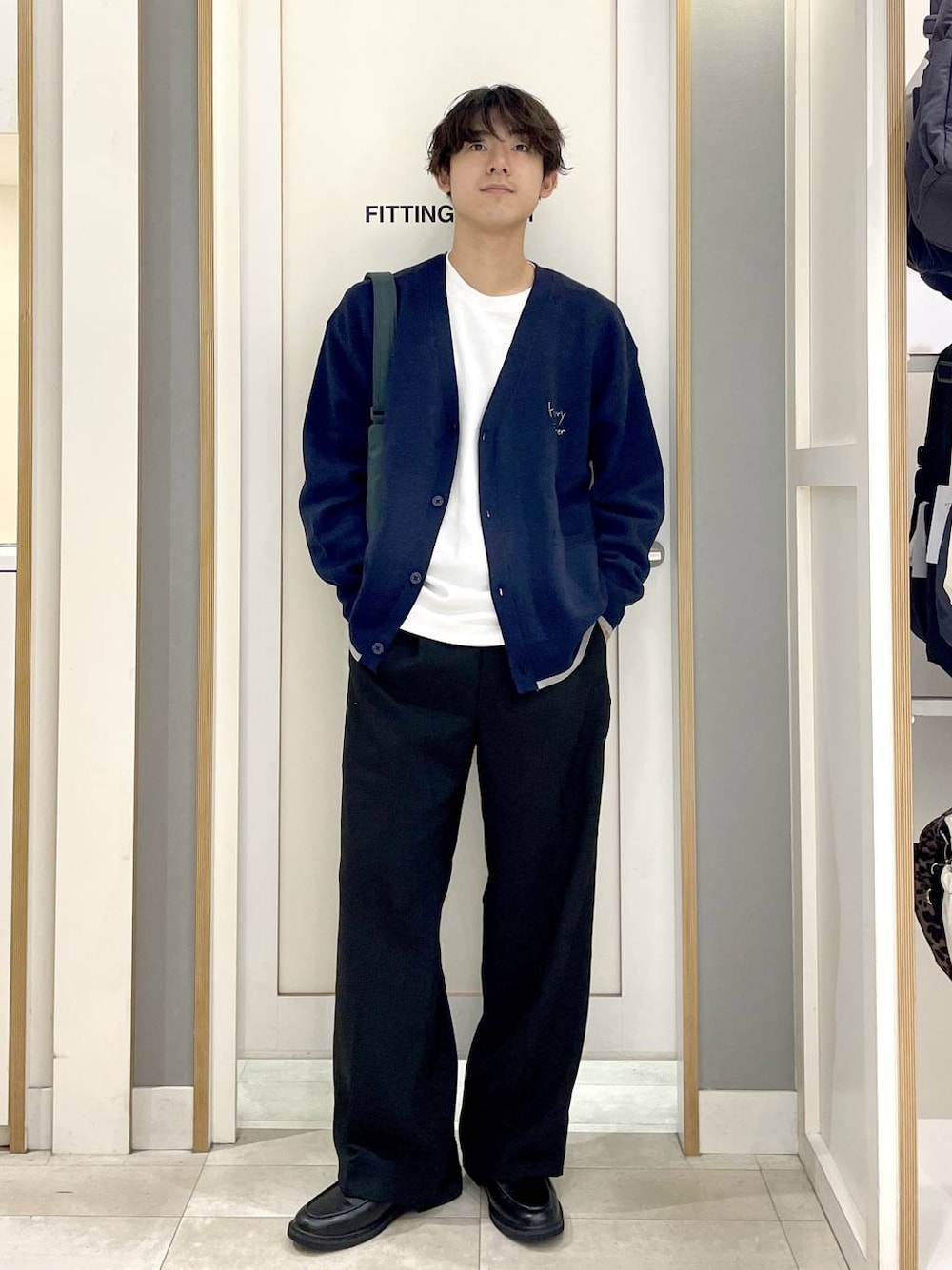 ホワイト系のTシャツ/カットソー、ブルー系のカーディガン/ボレロ、グリーン系のショルダーバッグを着用したメンズの秋コーディネートの1枚目の写真