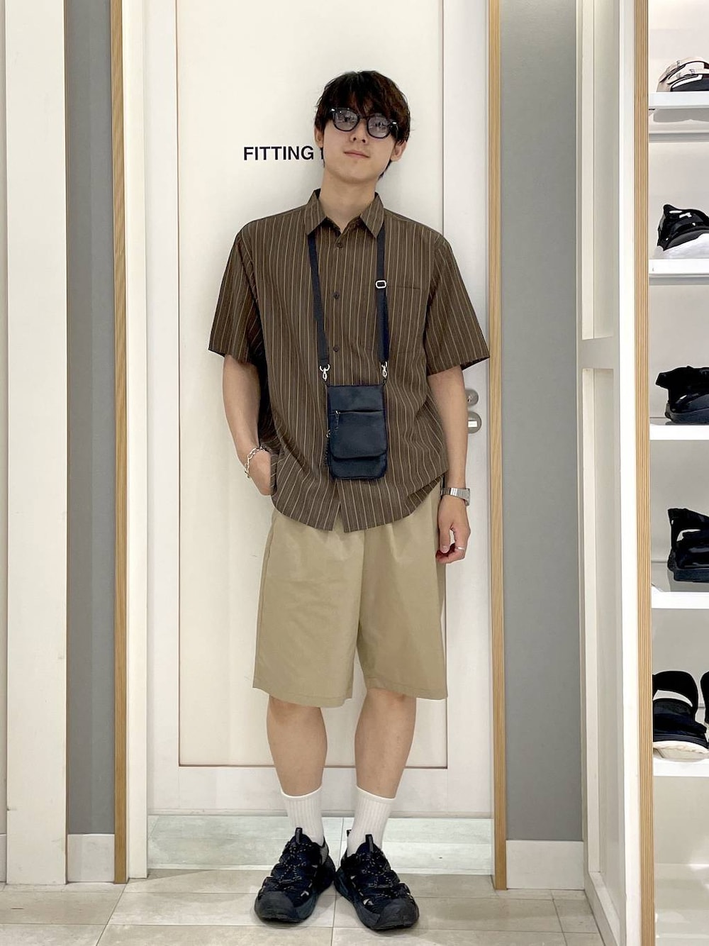 ブラウン系のシャツ/ブラウス、ベージュ系のその他パンツ、その他のショルダーバッグを着用したメンズの夏コーディネートの1枚目の写真