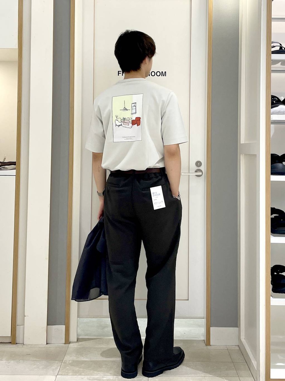 グレー系のTシャツ/カットソー、グレー系のその他シューズ、ブラック系のシャツ/ブラウスを着用したメンズの夏コーディネートの1枚目の写真