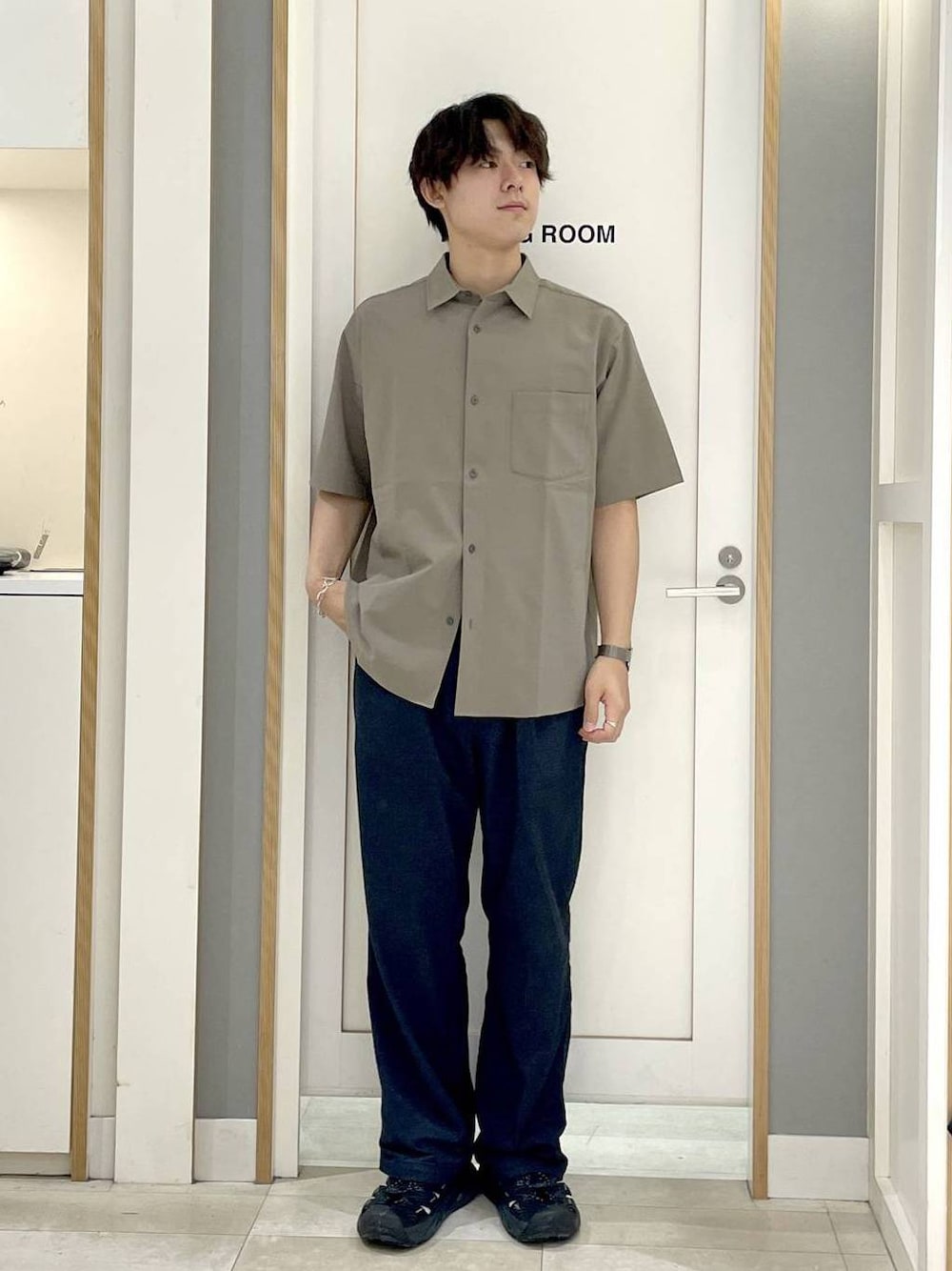 ブラウン系のシャツ/ブラウス、ブルー系のデニムパンツを着用したメンズの夏コーディネートの1枚目の写真