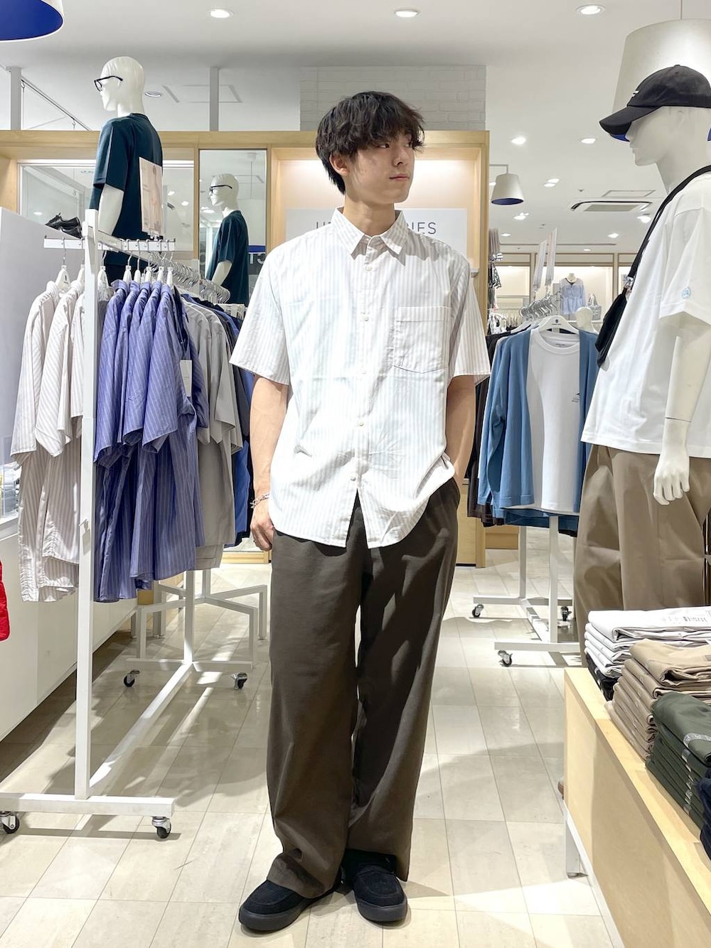 グレー系のその他シューズ、ブラウン系のその他パンツ、ホワイト系のシャツ/ブラウスを着用したメンズの春コーディネートの1枚目の写真