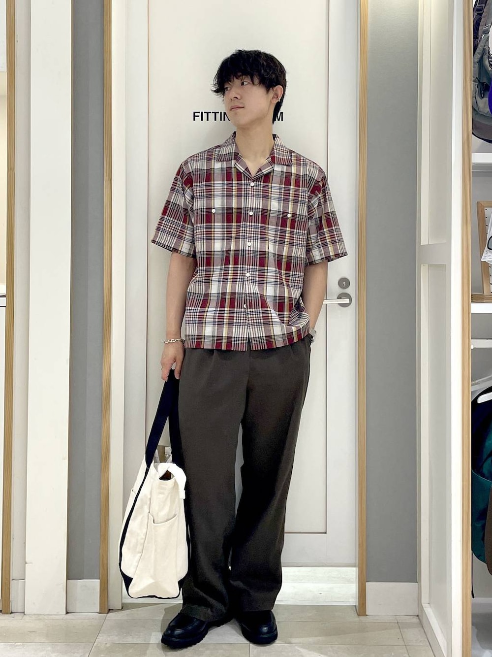 ホワイト系のトートバッグ、ブラウン系のその他パンツ、グレー系のその他シューズを着用したメンズの夏コーディネートの1枚目の写真