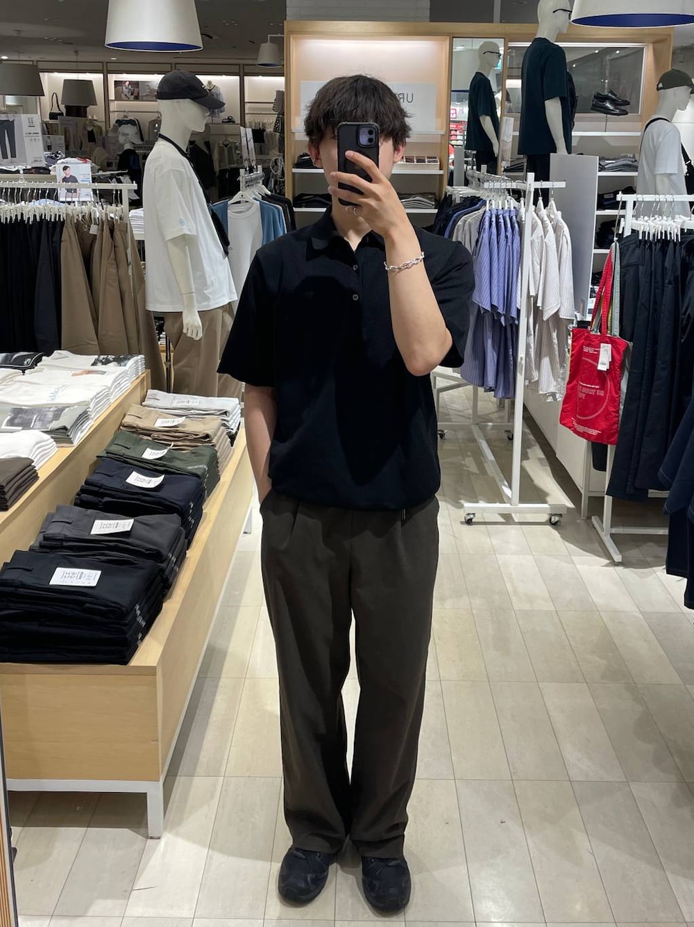 ブラック系のスニーカー、ブラウン系のその他パンツ、ブラック系のポロシャツを着用したメンズの夏コーディネートの1枚目の写真