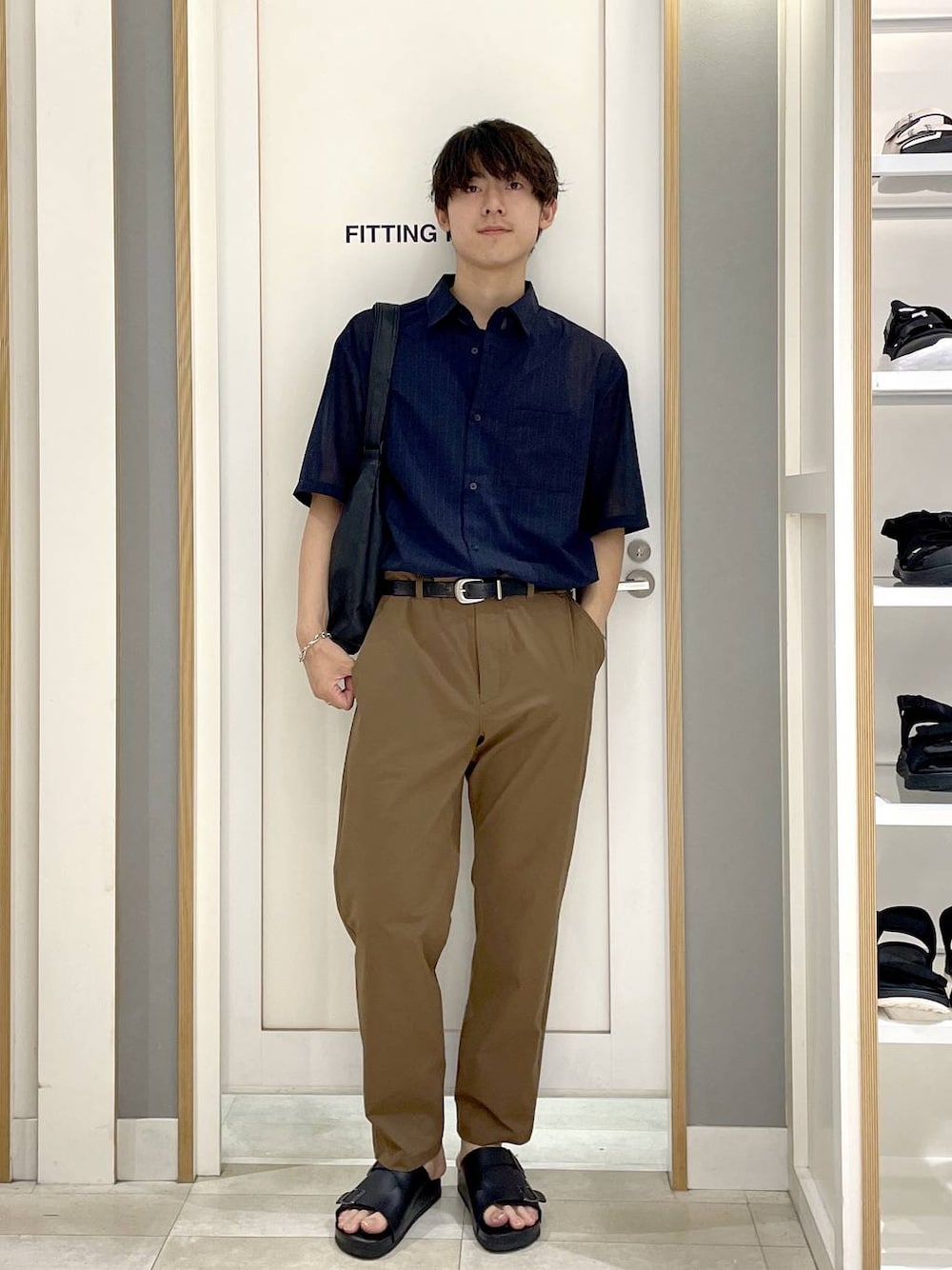 ブラック系のショルダーバッグ、ブルー系のシャツ/ブラウス、イエロー系のその他パンツを着用したメンズの夏コーディネートの1枚目の写真