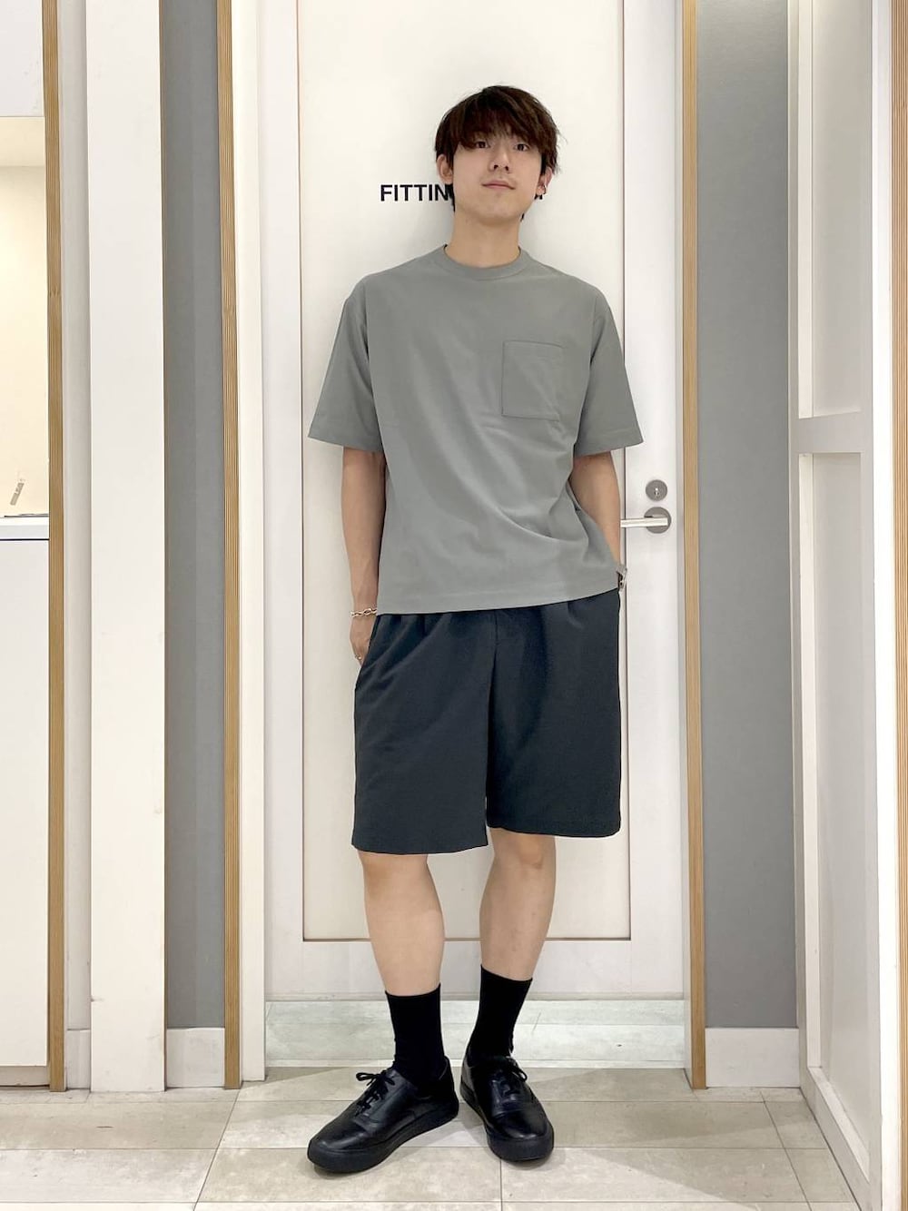 グレー系のその他シューズ、ホワイト系のTシャツ/カットソー、ブラック系のシャツ/ブラウスを着用したメンズの夏コーディネートの1枚目の写真
