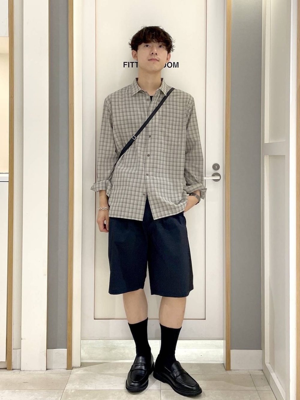 ベージュ系のシャツ/ブラウス、グレー系のその他シューズ、ブラック系のその他パンツを着用したメンズの夏コーディネートの1枚目の写真