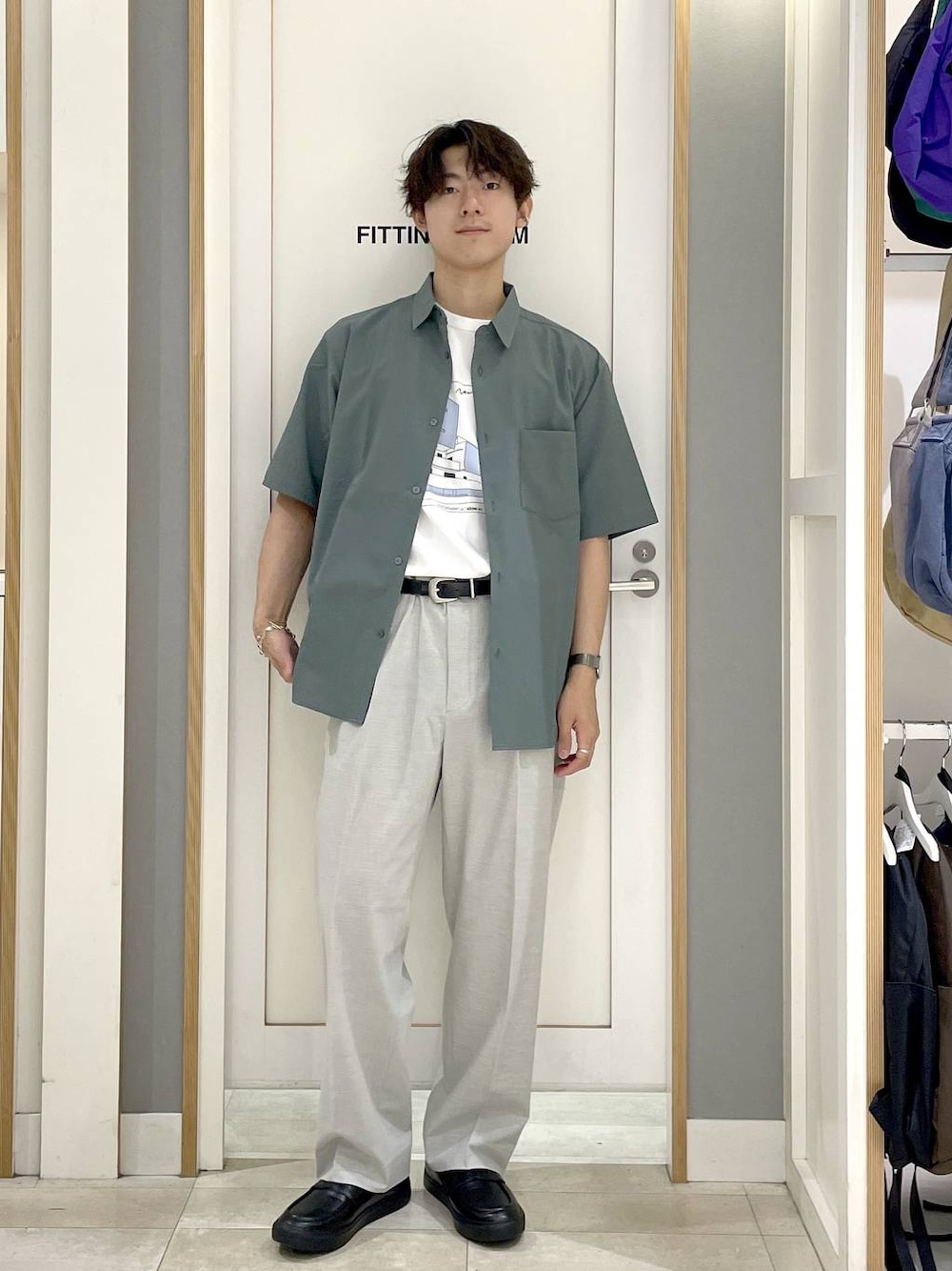 グレー系のその他シューズ、ホワイト系のスラックス、ホワイト系のTシャツ/カットソーを着用したメンズの夏コーディネートの1枚目の写真