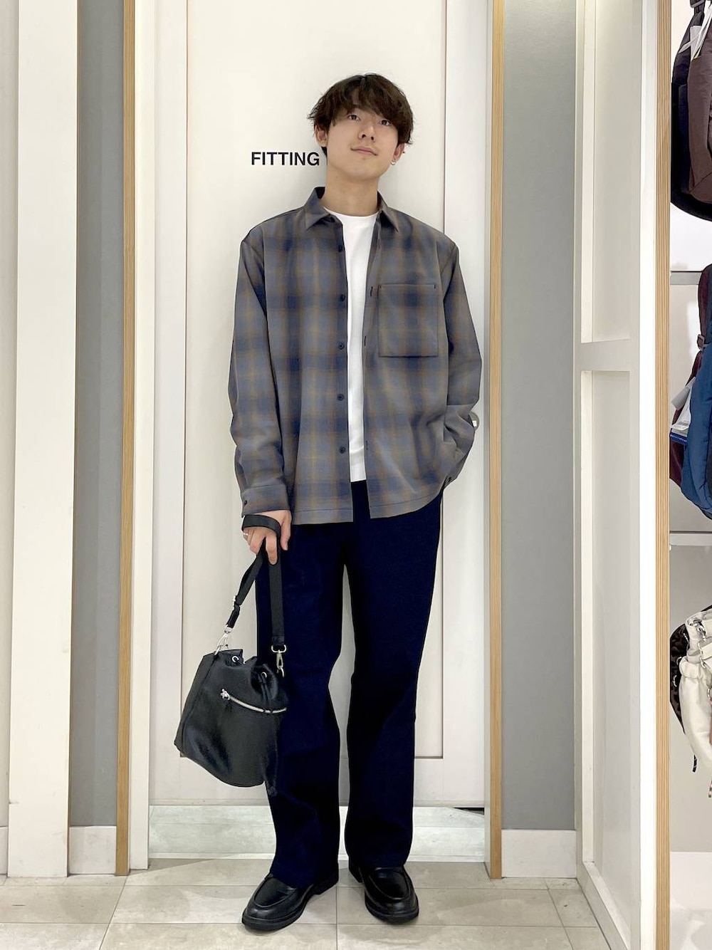 ブラック系のショルダーバッグ、ブルー系のその他パンツ、グレー系のその他シューズを着用したメンズの秋コーディネートの1枚目の写真