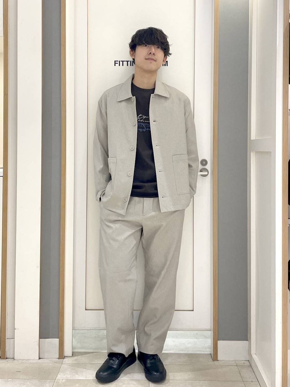 グレー系のその他シューズ、ベージュ系のその他パンツ、ベージュ系のシャツ/ブラウスを着用したメンズの秋コーディネートの1枚目の写真