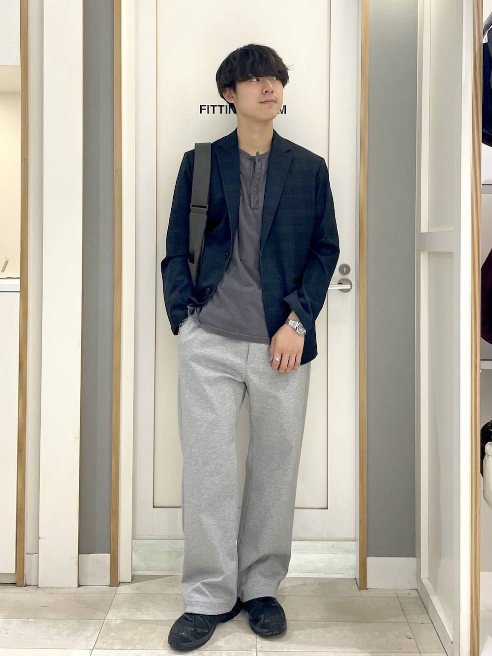 グレー系のその他パンツ、グレー系のTシャツ/カットソー、ブラック系のスニーカーを着用したメンズの秋コーディネートの1枚目の写真