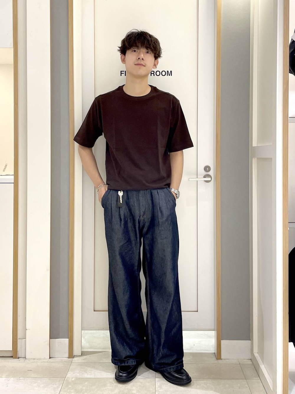 ブラウン系のTシャツ/カットソー、グレー系のその他シューズ、ブルー系のデニムパンツを着用したメンズの夏コーディネートの1枚目の写真