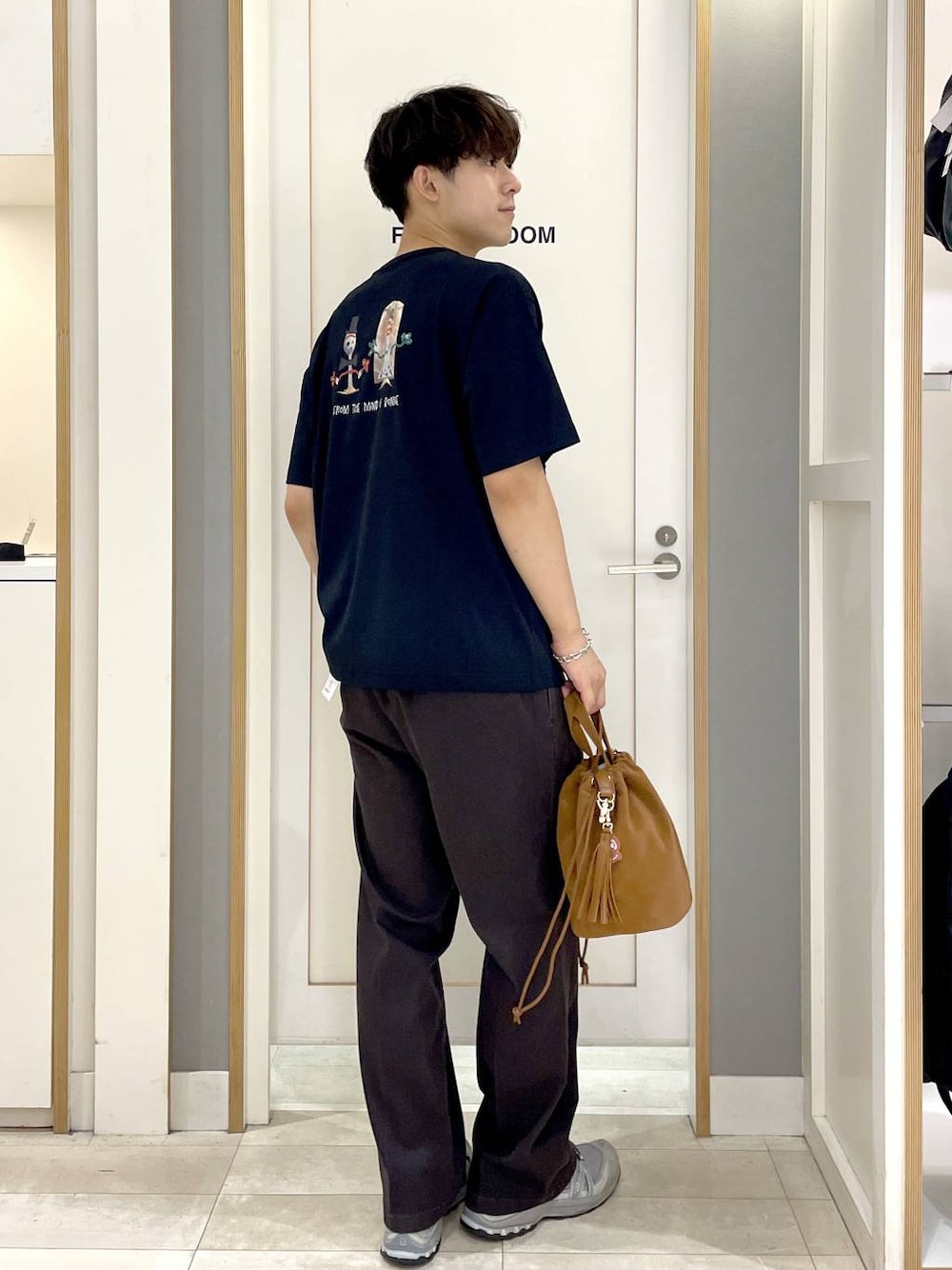 ベージュ系のハンドバッグ、ブラック系のその他パンツ、ブラック系のTシャツ/カットソーを着用したメンズの夏コーディネートの1枚目の写真