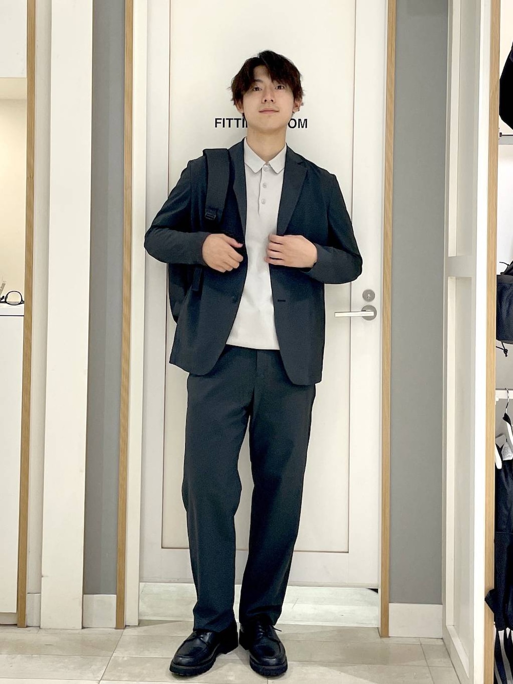 ブラック系のバックパック/リュック、グレー系のその他シューズ、グレー系のその他パンツを着用したメンズの夏コーディネートの1枚目の写真