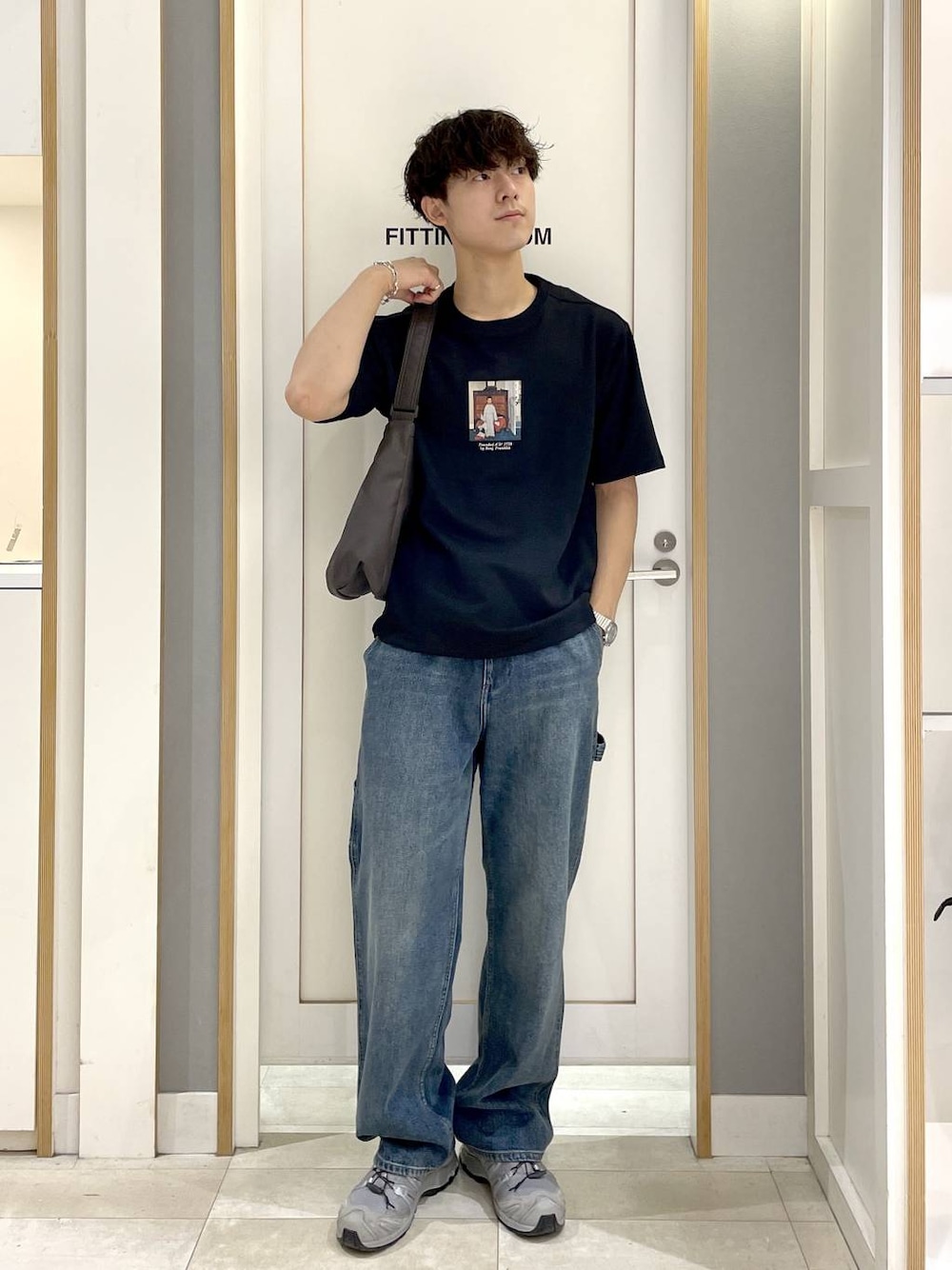 ブラック系のTシャツ/カットソー、ブラウン系のショルダーバッグ、ブルー系のデニムパンツを着用したメンズの夏コーディネートの1枚目の写真