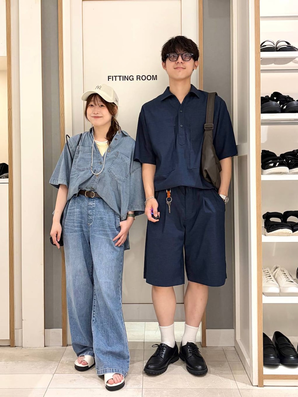 ブラウン系のショルダーバッグ、ブルー系のデニムパンツ、グレー系のその他シューズを着用したメンズの夏コーディネートの1枚目の写真