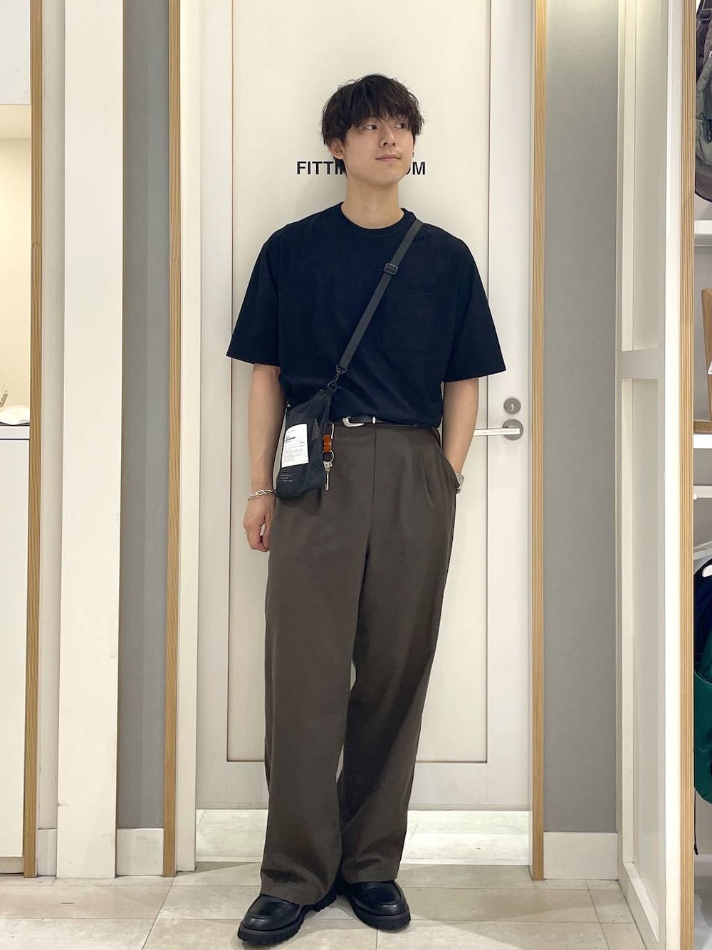 ブラウン系のその他パンツ、ブラック系のTシャツ/カットソー、グレー系のその他シューズを着用したメンズの夏コーディネートの1枚目の写真