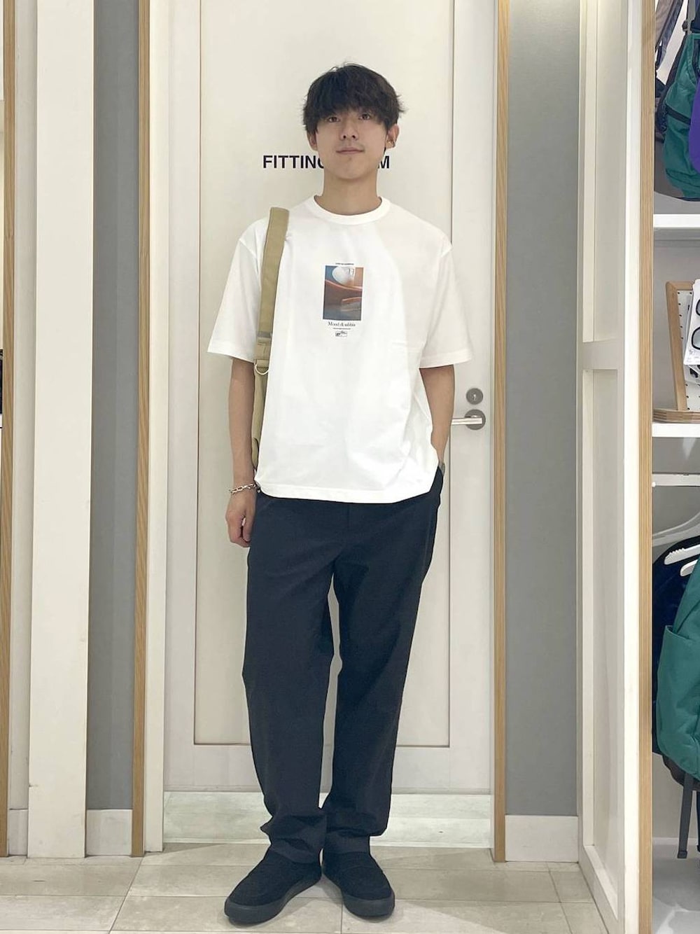 グレー系のその他シューズ、ブラック系のその他パンツ、ホワイト系のTシャツ/カットソーを着用したメンズの夏コーディネートの1枚目の写真