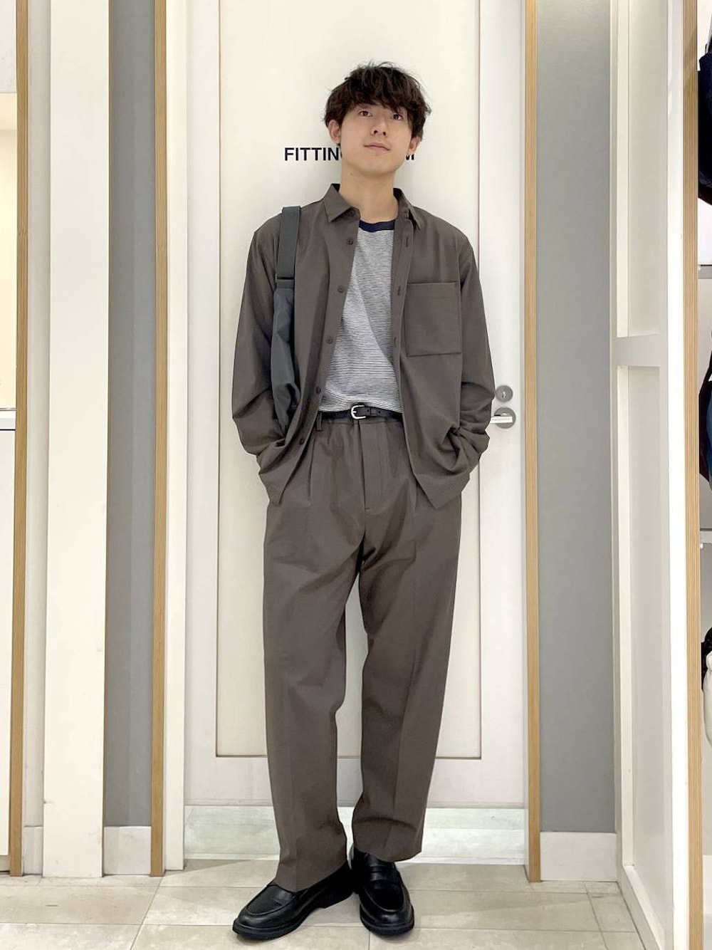 ブルー系のTシャツ/カットソー、ブラウン系のその他パンツ、グレー系のショルダーバッグを着用したメンズの秋コーディネートの1枚目の写真