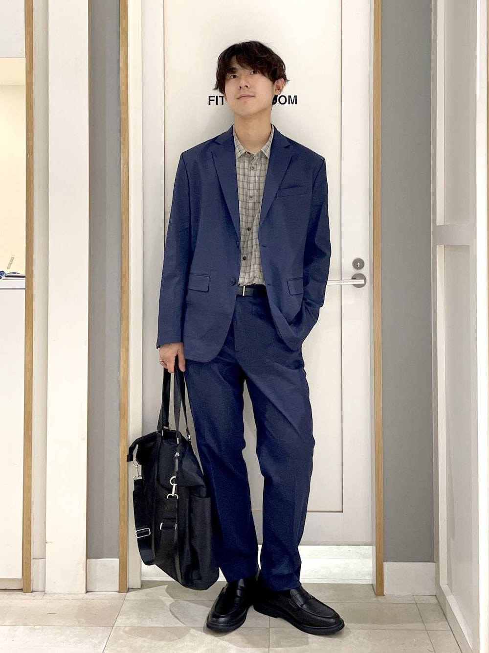 ベージュ系のシャツ/ブラウス、ブルー系のデニムジャケット、ブルー系のスラックスを着用したメンズの秋コーディネートの1枚目の写真