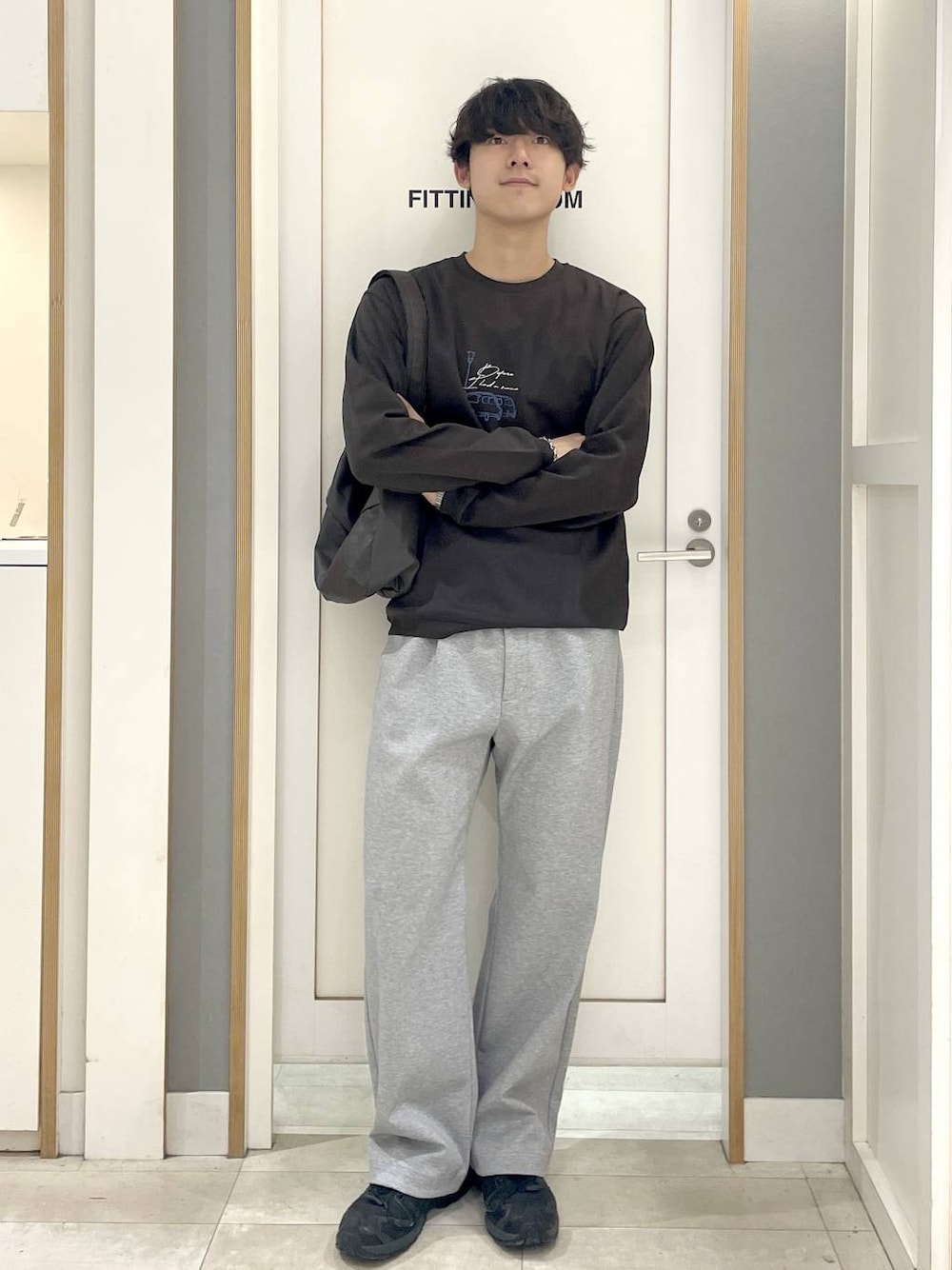 グレー系のその他パンツ、ブラック系のスニーカー、グレー系のショルダーバッグを着用したメンズの秋コーディネートの1枚目の写真