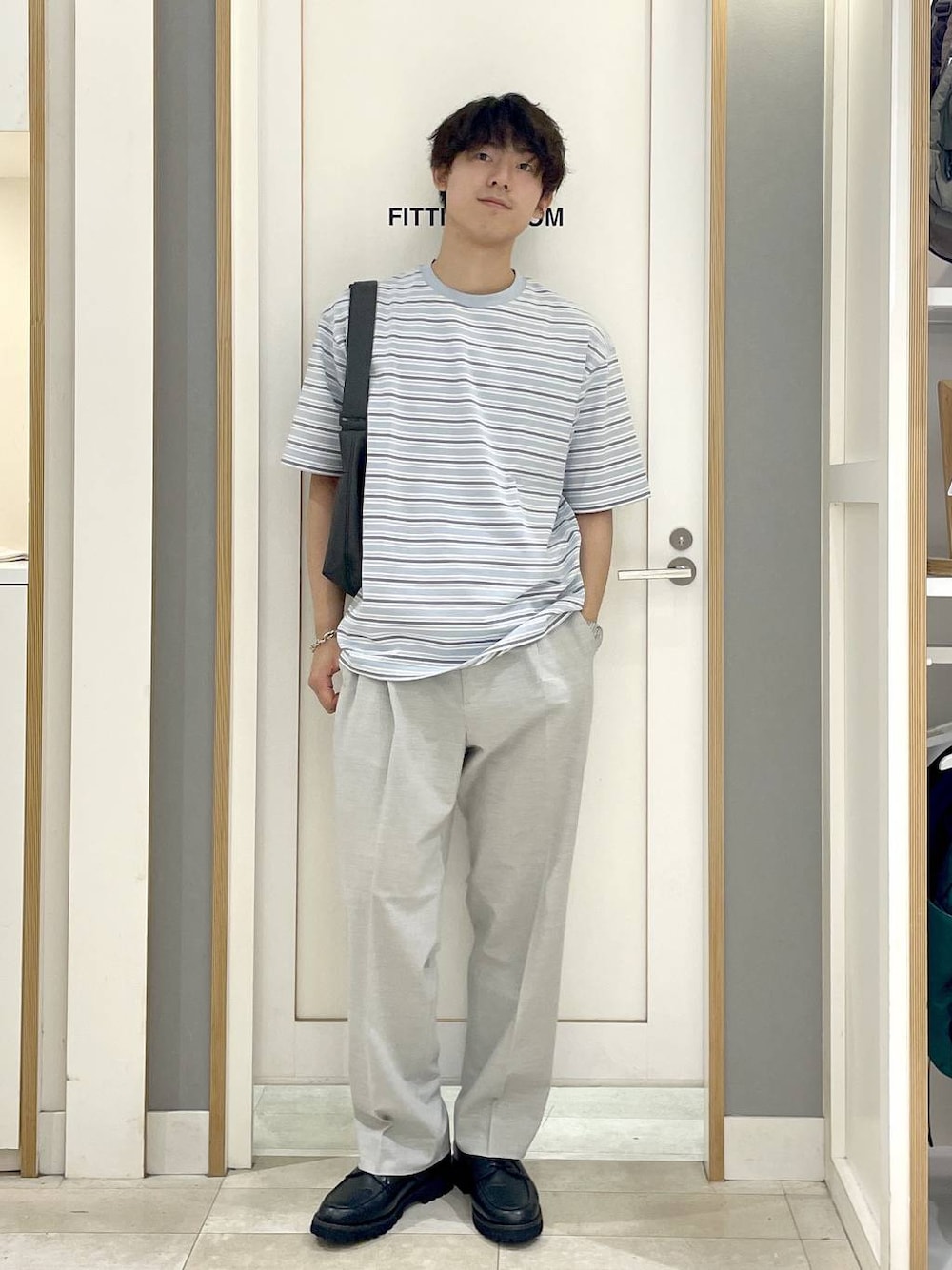 グレー系のショルダーバッグ、ホワイト系のスラックス、グレー系のその他シューズを着用したメンズの夏コーディネートの1枚目の写真
