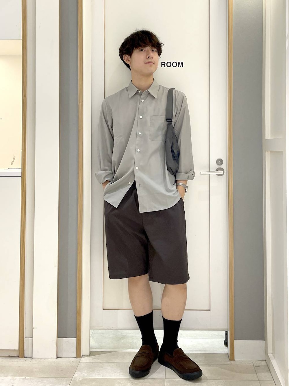 ブラウン系のその他シューズ、ブラウン系のその他パンツ、グレー系のショルダーバッグを着用したメンズの秋コーディネートの1枚目の写真