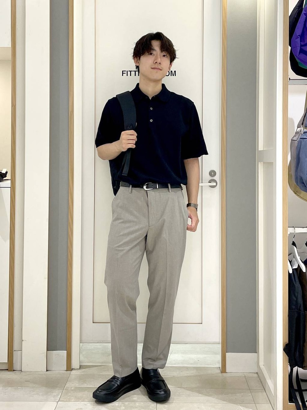 ブラック系のバックパック/リュック、グレー系のその他シューズ、ブラウン系のスラックスを着用したメンズの夏コーディネートの1枚目の写真