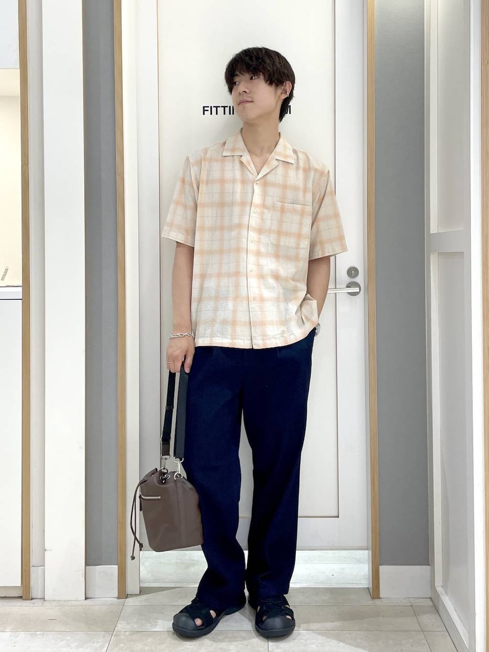 ブルー系のその他パンツ、ベージュ系のシャツ/ブラウス、ブラック系のサンダルを着用したメンズの夏コーディネートの1枚目の写真