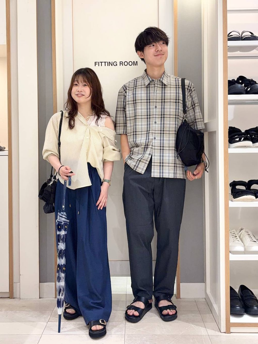 グレー系のその他パンツ、ブルー系のその他パンツ、ベージュ系のシャツ/ブラウスを着用したメンズの夏コーディネートの1枚目の写真