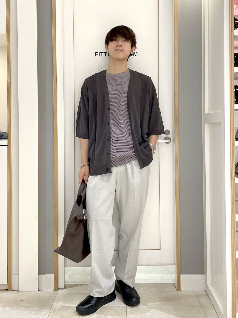 グレー系のその他シューズ、ホワイト系のスラックス、ベージュ系のTシャツ/カットソーを着用したメンズの夏コーディネートの1枚目の写真