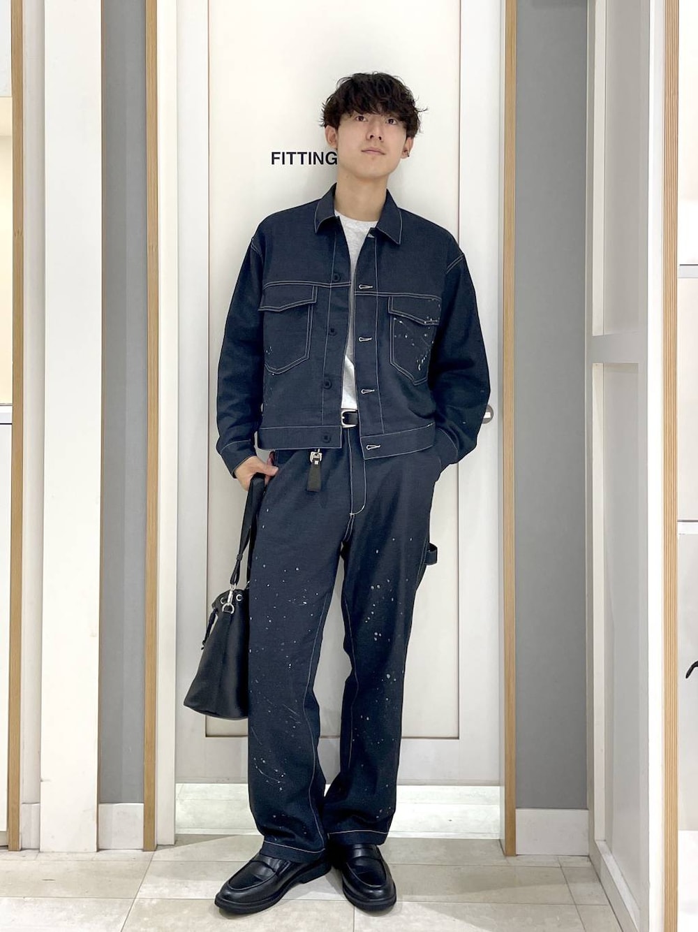 グレー系のTシャツ/カットソー、グレー系のその他シューズを着用したメンズの夏コーディネートの1枚目の写真