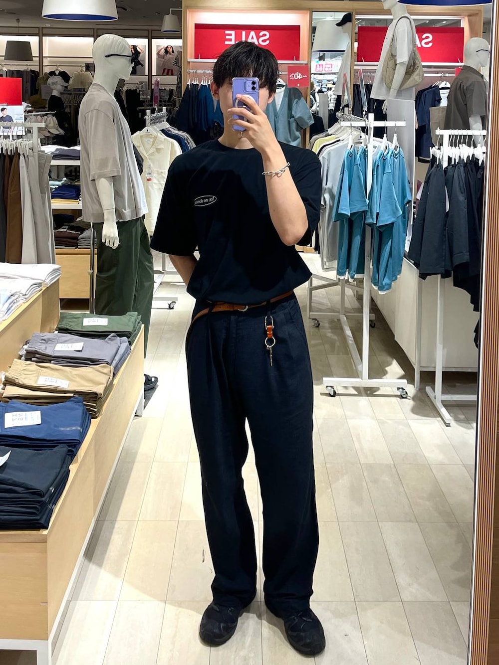 ブラック系のスニーカー、ブルー系のデニムパンツ、ブラック系のTシャツ/カットソーを着用したメンズの夏コーディネートの1枚目の写真