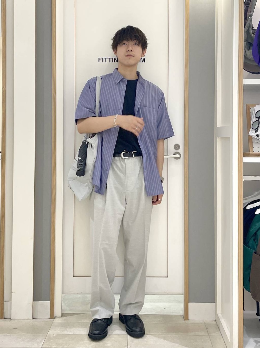 ホワイト系のスラックス、ブラック系のTシャツ/カットソー、グレー系のその他シューズを着用したメンズの夏コーディネートの1枚目の写真