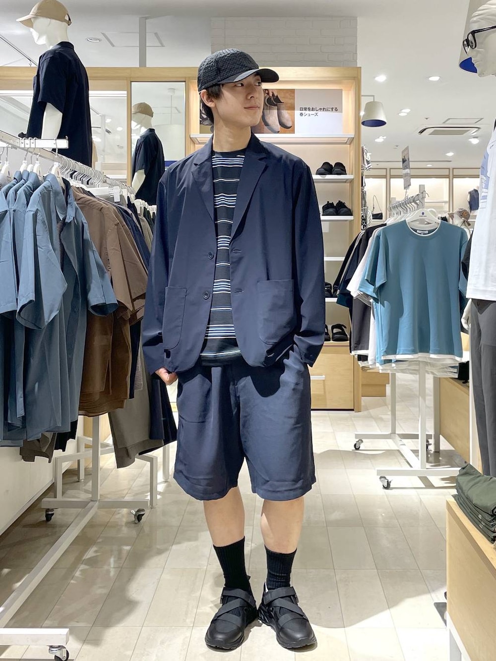 ブルー系のテーラードジャケット、ブルー系のその他パンツ、ブラック系のサンダルを着用したメンズの夏コーディネートの1枚目の写真