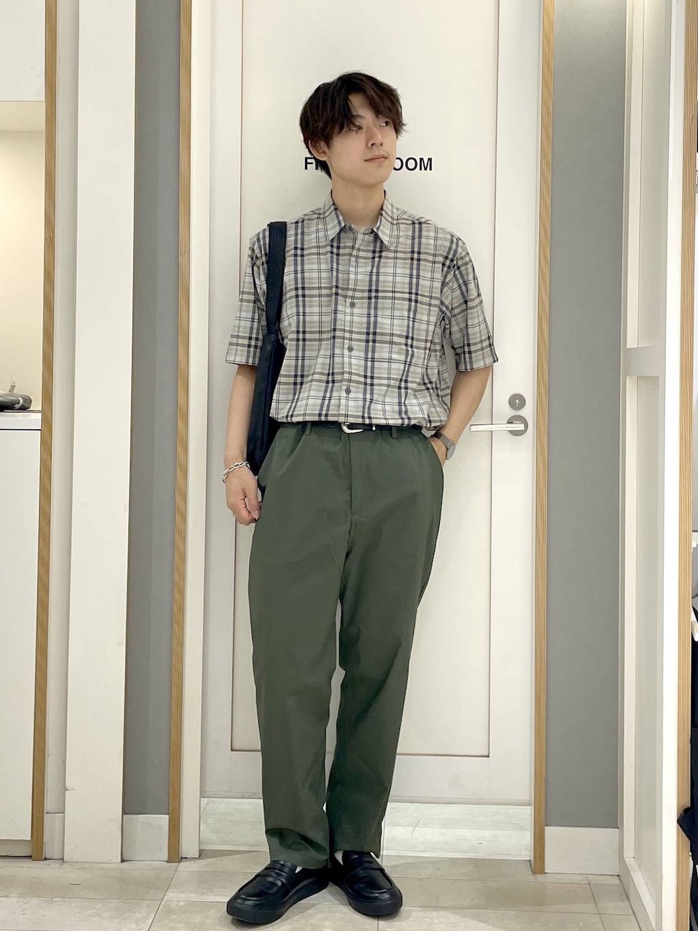 グレー系のその他シューズ、ブラック系のショルダーバッグ、グリーン系のその他パンツを着用したメンズの夏コーディネートの1枚目の写真