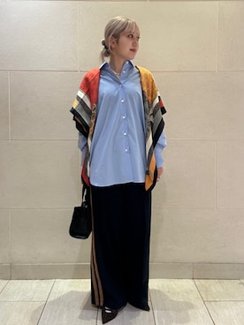 「アイテム（ストール/ショール）」を使った、小菅さん（レディース・156cm）の秋コーディネート