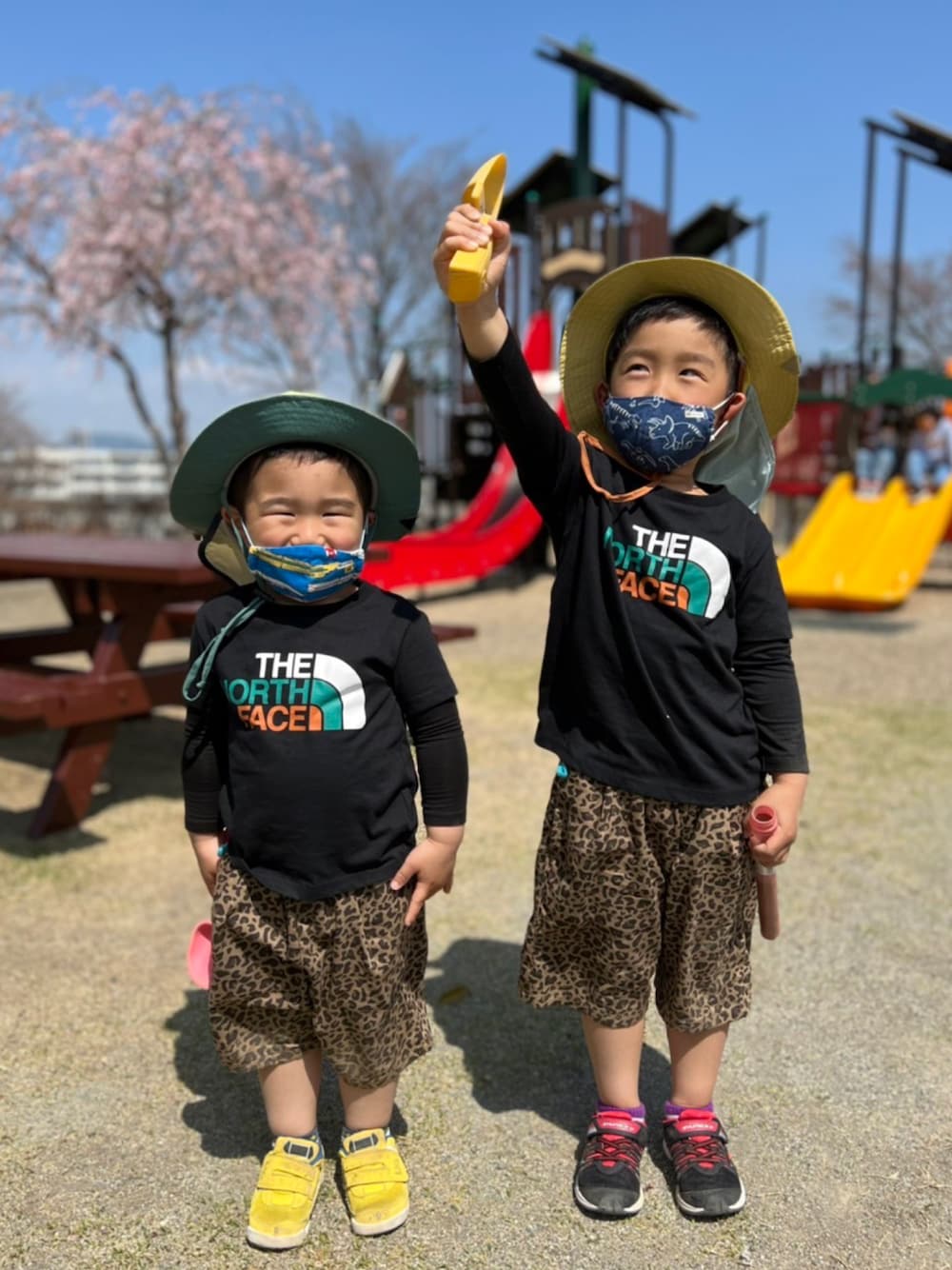 「キッズコーデ、男の子、シンプルコーデ、公園、ブリーズ、BREEZE、外遊び、ひょう柄、ノースフェイス、春、アウトドアスタイル」｜「瞬足の瞬足/SYUNSOKU/キッズスニーカー/SJC9780（スニーカー、ブラック系）」を使った、minagi☺︎さん（キッズ・110cm）の春コーディネートの1枚目の写真