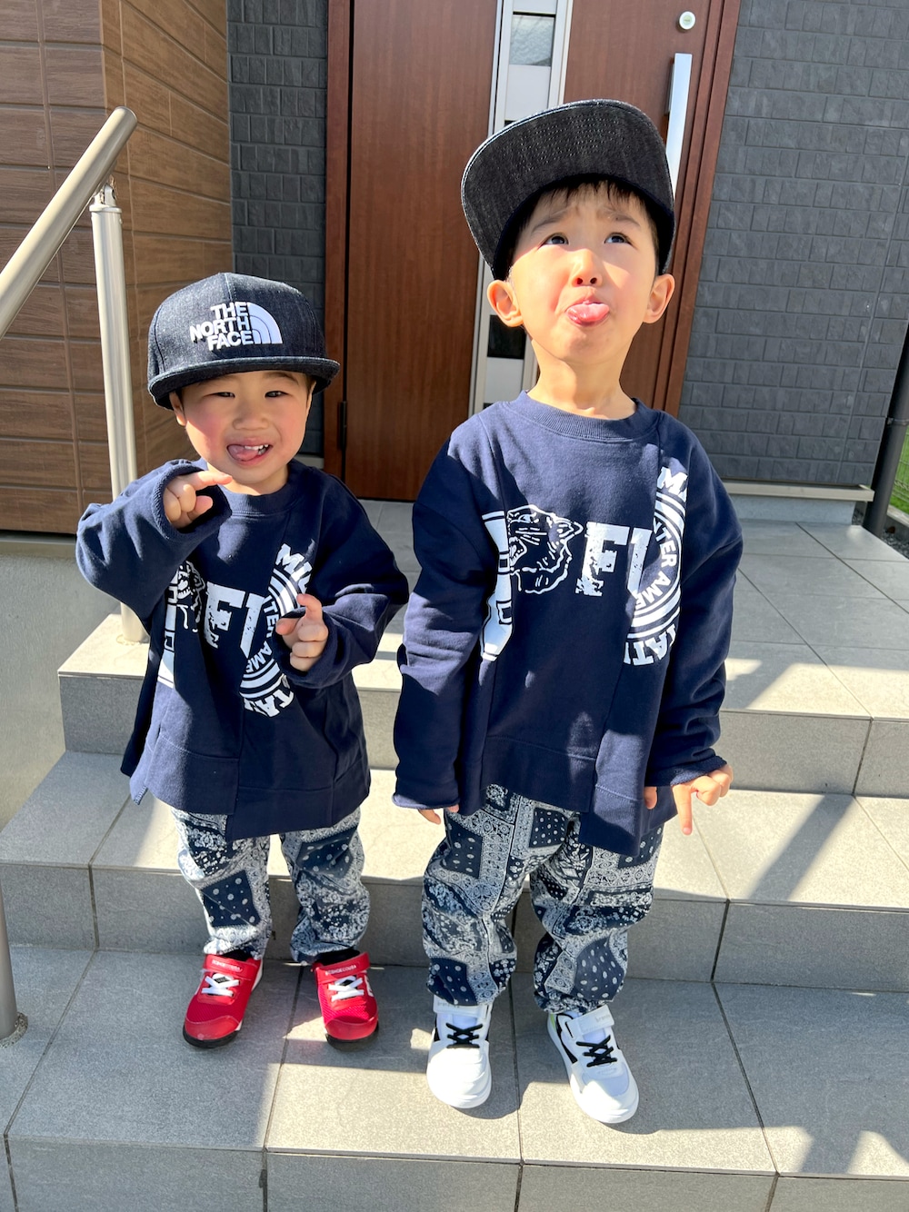 「キッズファッション、モノトーンコーデ、ビッグシルエット、スニーカー、BREEZE、キャップ、THE NORTH FACE、兄弟コーディネート、アメカジ、モノトーン、休日スタイル、男の子、リンクコーデ、白スニーカー」｜「THE NORTH FACEのザ ノース フェイス THE NORTH FACE Kids' Trucker Cap（キャップ、ブルー系）」を使った、minagi☺︎さん（キッズ・110cm）の冬コーディネートの1枚目の写真