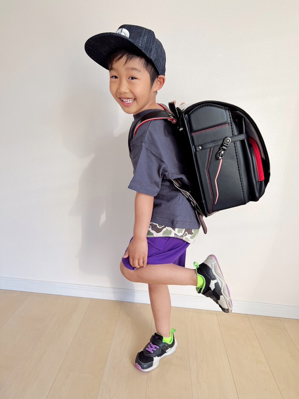 「春夏コーデ、カラーパンツ、今日のコーデ、おとこのこ、パープル、BREEZE、ランドセル、通学コーデ、THE NORTH FACE、スニーカー、キッズコーデ、Tシャツ、ビタミンカラー」｜「GLOBAL WORKの瞬足/配色スニーカー/277904（スニーカー、ブラック系）」を使った、minagi☺︎さん（キッズ・110cm）の春コーディネートの1枚目の写真