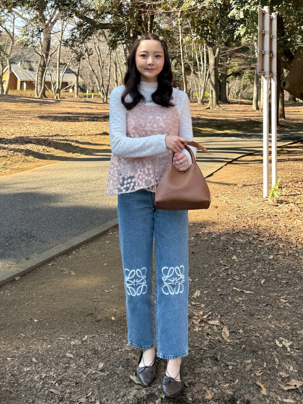LOEWEのデニムパンツを使った人気ファッションコーディネート（骨格