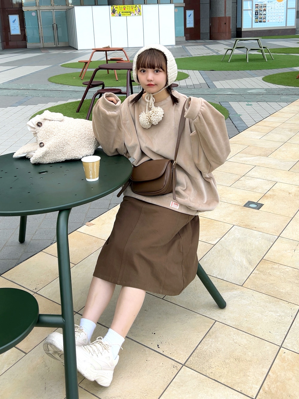 「冬を彩る色いろコーデ、ニット、スウェット、ボア、スカート、ショルダーバッグ、スニーカー、白スニーカー、Cham.、プチプラ、チョコ色に染まれ、デートコーデ、きれいめカジュアル、休日スタイル、お出かけコーデ」｜「shopnikonikoのボンボン付き ニット耳あて（イヤーマフ、ホワイト系）」を使った、みさねさん（骨格ストレート・レディース・158cm）の冬コーディネートの1枚目の写真