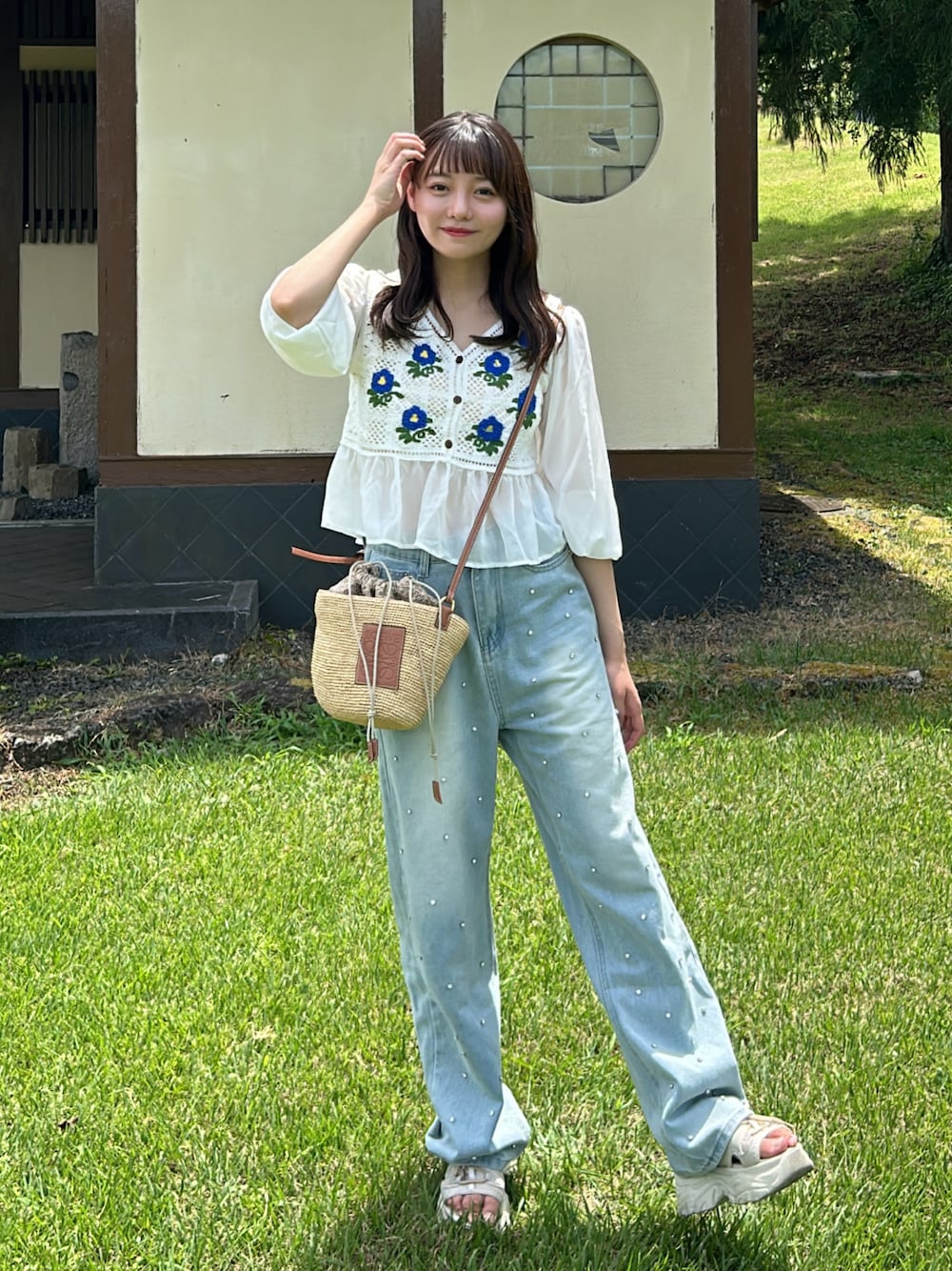 「レイヤードスタイル、プチプラ、夏コーデ、アツいコーデ全部見せ、シアートップス、デニム、シンプル、カジュアル、韓国ファッション、お出かけコーデ、休日スタイル、厚底シューズ、サンダル、かごバッグ、ショルダーバッグ」｜「LOEWEのアナグラム ポシェット バスケットバッグ (ラフィア/ジャカード/カーフ)（かごバッグ、ベージュ系）」を使った、みさねさん（骨格ストレート・レディース・158cm）の夏コーディネートの1枚目の写真