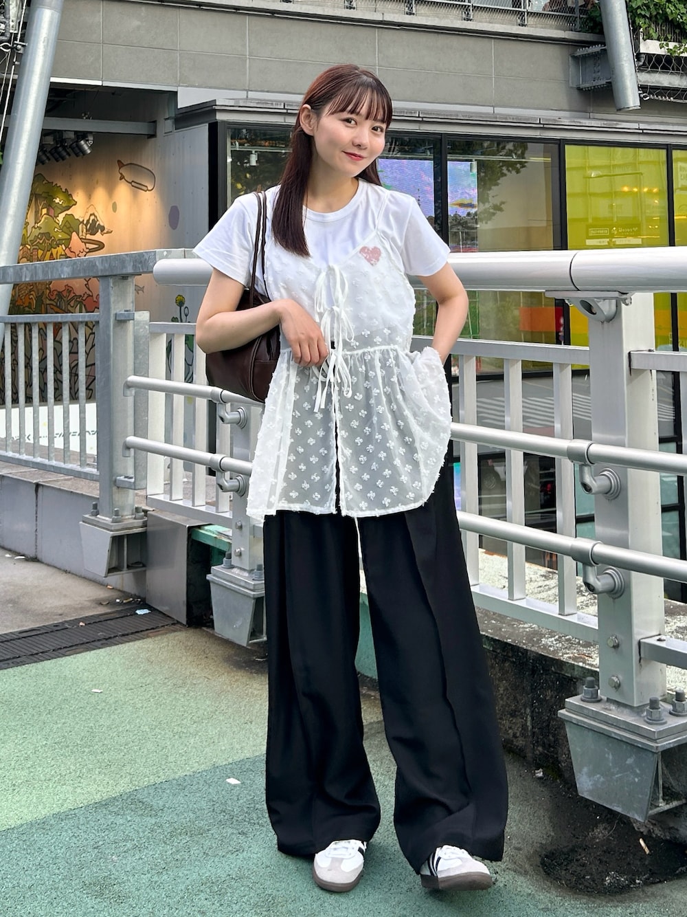 「秋コーデ、秋先取りコーデ、休日スタイル、今日のコーデ、モノトーン、シンプル、カジュアル、パンツスタイル、スニーカー、きれいめカジュアル、オトナカジュアル、スラックス、韓国ファッション、お出かけコーデ、キャミソール」｜「SHEINのアイテム（バッグ、ブラウン系）」を使った、みさねさん（骨格ストレート・レディース・158cm）の秋コーディネートの1枚目の写真