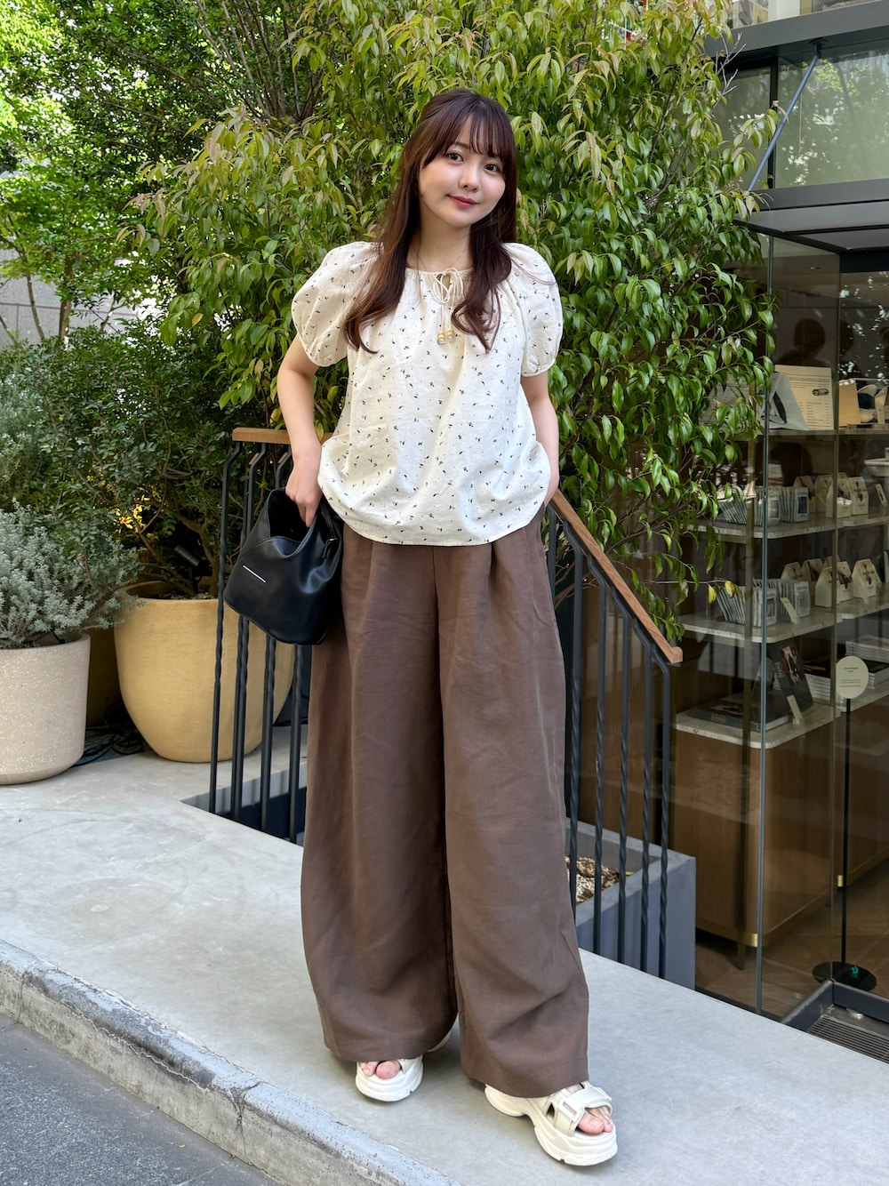 「柄シャツ、ブラウス、サンダル、白Tシャツ、ゆるコーデ、ワイドパンツ、パンツスタイル、リラックススタイル、きれいめカジュアル、韓国ファッション、お出かけコーデ、大人カジュアル、大人女子、大人かわいい、デートコーデ」｜「Cham.のボリュームスリーブ花柄ブラウス（シャツ/ブラウス、ホワイト系）」を使った、みさねさん（骨格ストレート・レディース・158cm）の夏コーディネートの1枚目の写真