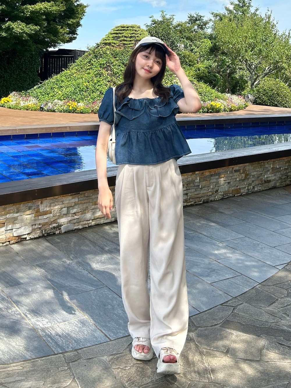 「プチプラ、夏コーデ、アツいコーデ全部見せ、デニム、きれいめカジュアル、パンツスタイル、韓国ファッション、カジュアル、シンプル、秋先取りコーデ、お出かけコーデ、サンダル、キャップ、楽チンコーデ、古着MIX」｜「Cham.のデニムフリルブラウス（シャツ/ブラウス、ブルー系）」を使った、みさねさん（骨格ストレート・レディース・158cm）の夏コーディネートの1枚目の写真