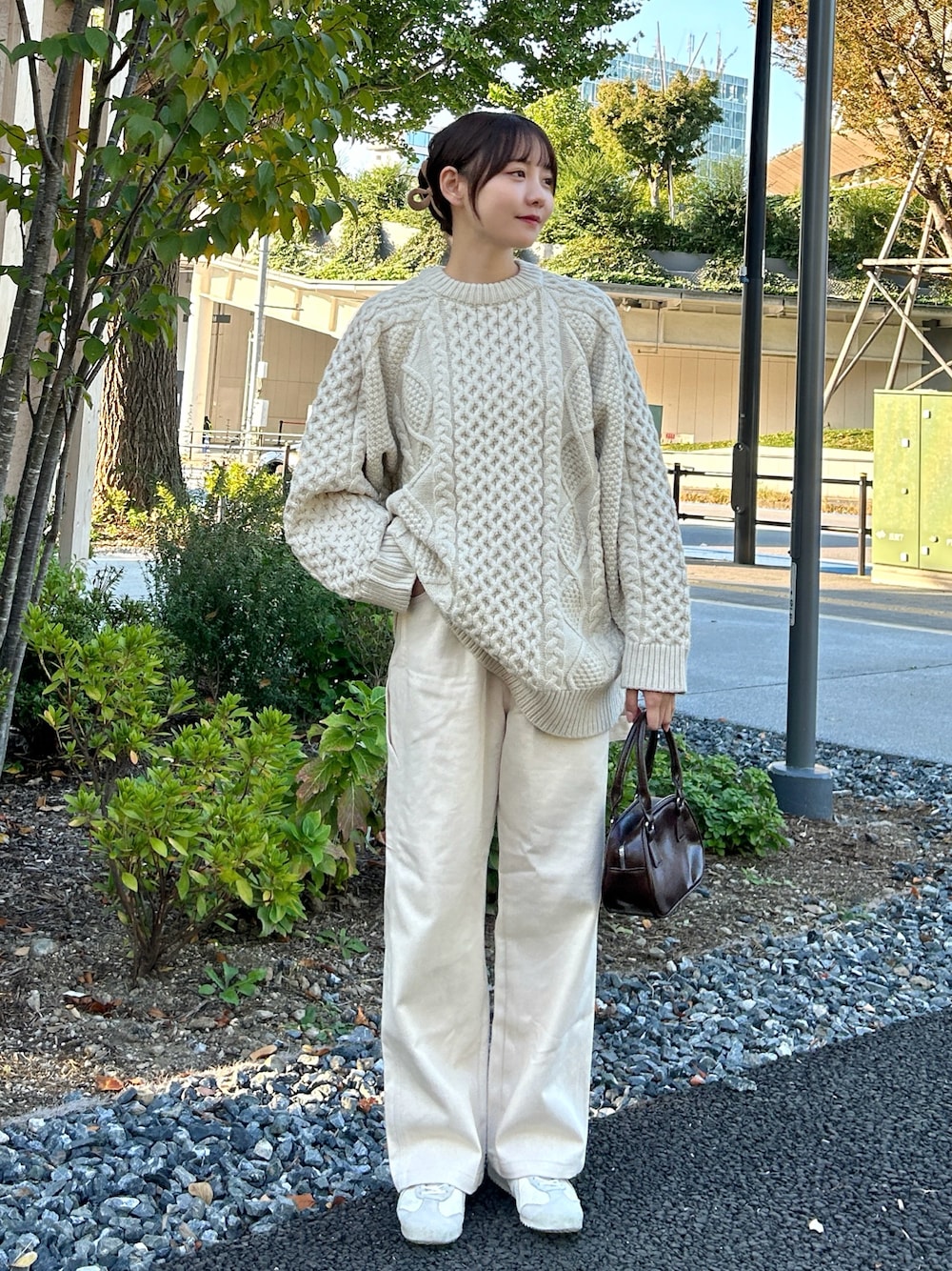 「ホワイトコーデ、クリスマスに着たい服、ニット、パンツスタイル、シンプルコーデ、カジュアル、淡色コーデ、ゆるコーデ、お出かけコーデ、秋冬コーデ、休日スタイル、韓国ファッション、プチプラ、ストリート、ワントーンコーデ」｜「select MOCA by sonの【サイズ展開あり】ヴィンテージライクケーブルニット（ニット/セーター、ホワイト系）」を使った、みさねさん（骨格ストレート・レディース・158cm）の冬コーディネートの1枚目の写真
