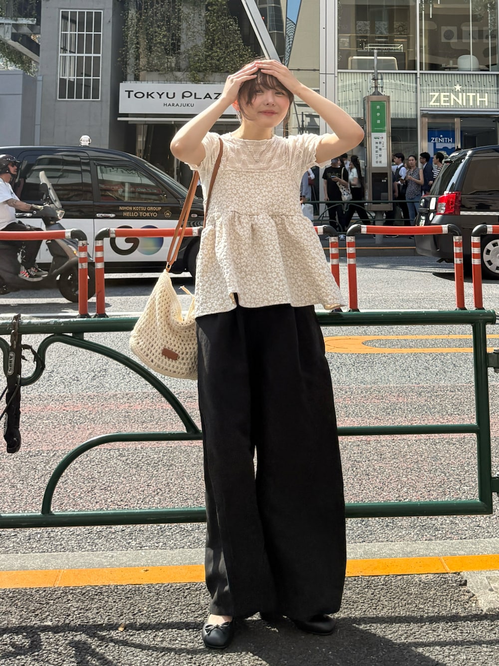 「ショルダーバッグ、レイヤードスタイル、柄シャツ、ワイドパンツ、雨の日コーデ、きれいめカジュアル、オトナカジュアル、大人かわいい、韓国ファッション、プチプラ、お出かけコーデ、休日スタイル、ゆるコーデ、デートコーデ、ビスチェ」｜「GOLDYの【GOLDY/ゴールディ】ぷっくりトライアングルネックレス（ネックレス、シルバー系）」を使った、みさねさん（骨格ストレート・レディース・158cm）の春コーディネートの1枚目の写真