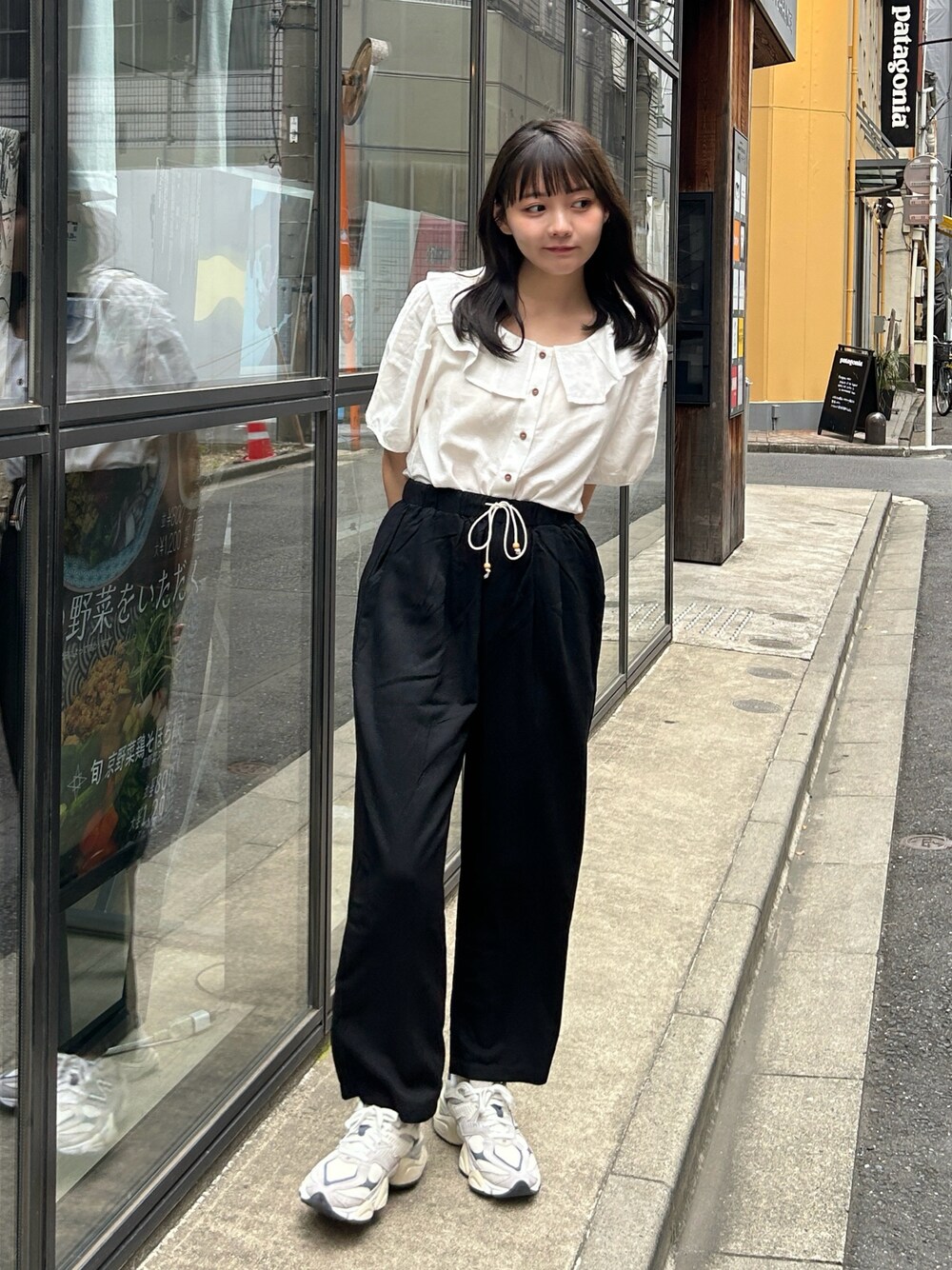 「夏コーデ、モノトーン、シンプルコーデ、パンツコーデ、韓国ファッション、お出かけコーデ、厚底シューズ、シャツ好き集まれ、ブラウス、楽チンコーデ、カジュアル、スニーカー、きれいめカジュアル、ブラック、リラックススタイル」｜「Cham.のフリルカラーブラウス（シャツ/ブラウス、ホワイト系）」を使った、みさねさん（骨格ストレート・レディース・158cm）の夏コーディネートの1枚目の写真