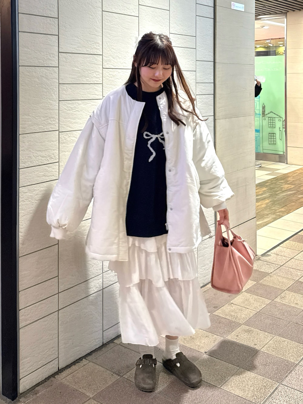 「古着MIX、春コーデ、ニット、ホワイト、ゆるコーデ、お出かけコーデ、カジュアル、シンプルコーデ、きれいめカジュアル、大人カジュアル、大人かわいい、デートコーデ、スカート、ピンク、プチプラ」｜「ap retroのマフラー付きパディングブルゾン　袖取り外し　モンスターコート（ダウンジャケット/コート、ホワイト系）」を使った、みさねさん（骨格ストレート・レディース・158cm）の春コーディネートの1枚目の写真