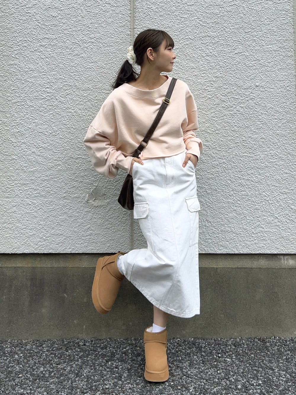 「パステルカラー、お出かけコーデ、ピンク、シンプルコーデ、春のNewスタイル、デニム、デニムスカート、春色、ショルダーバッグ、休日スタイル、スウェット、GU、プチプラ、スカート、カジュアルガーリー」｜「Kastaneの【S.Lサイズ/14オンス】ヘビーウェイトオフショルピグメントスウェット（スウェット、ピンク系）」を使った、みさねさん（骨格ストレート・レディース・158cm）の春コーディネートの1枚目の写真